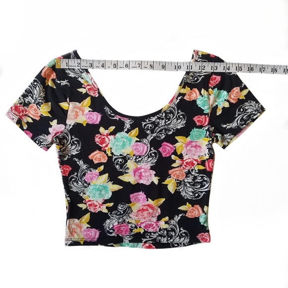 Small Black and Floral Crop Top - Picture 4 of 6